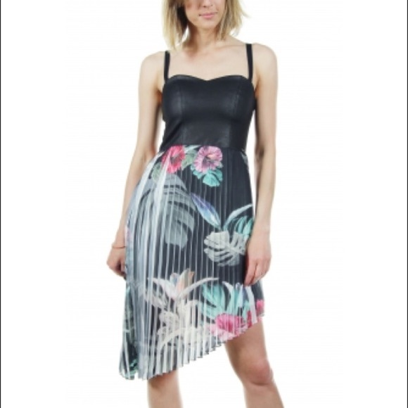 NEW GUESS Messalina Dark Flowers Dress SZ  S - Picture 5 of 6